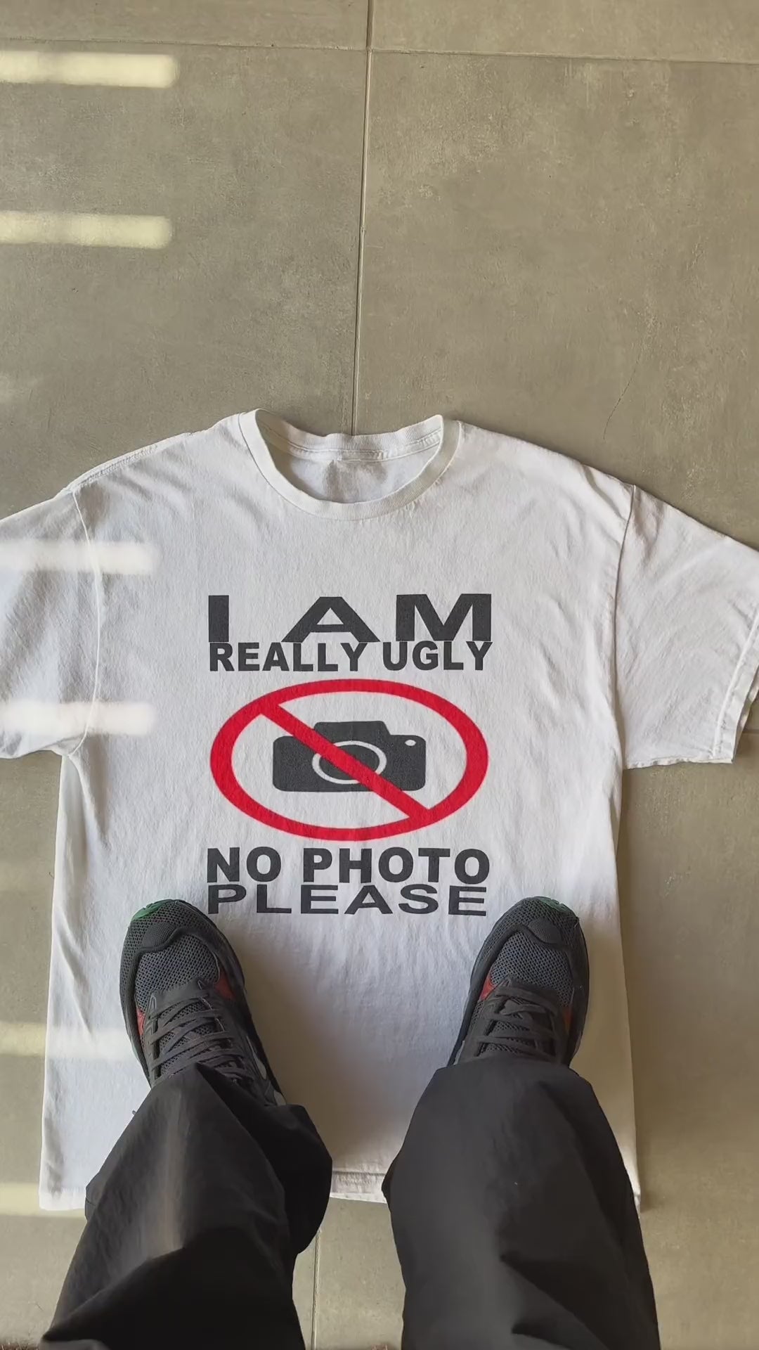Vidéo NO PHOTO T-SHIRT (blanc)