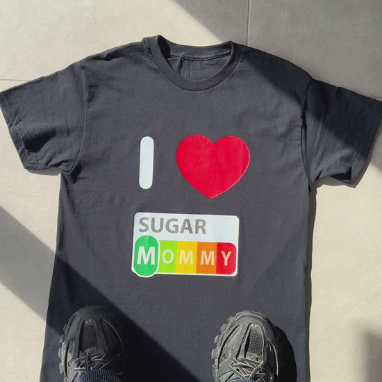 Vidéo SUGAR MOMMY T-SHIRT (blanc)