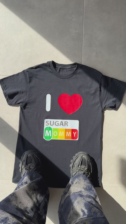 Vidéo SUGAR MOMMY T-SHIRT (noir)
